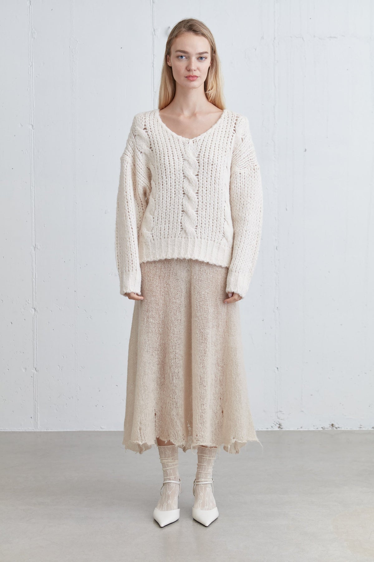 RELAXED FIT CABLE KNIT SWEATER